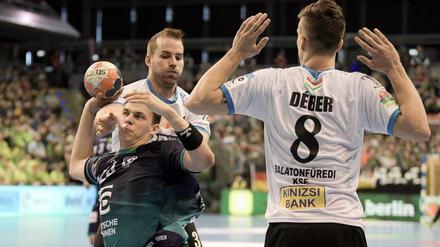 Frederik Simak wird hier gleich von zwei Gegenspielern bedrängt, lässt den Ball aber nicht los.