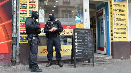Beamte der Berliner Polizei stellten bei der Durchsuchung Diebesgut und Einbruchswerkzeug sicher. 