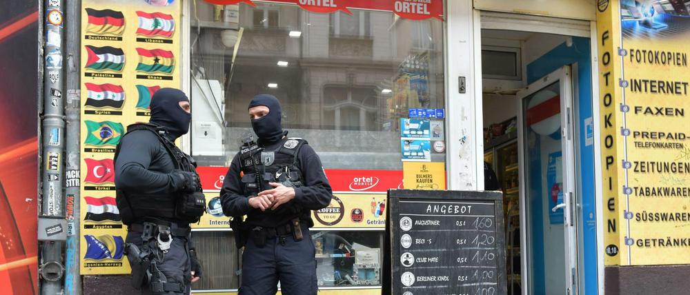 Beamte der Berliner Polizei stellten bei der Durchsuchung Diebesgut und Einbruchswerkzeug sicher.
