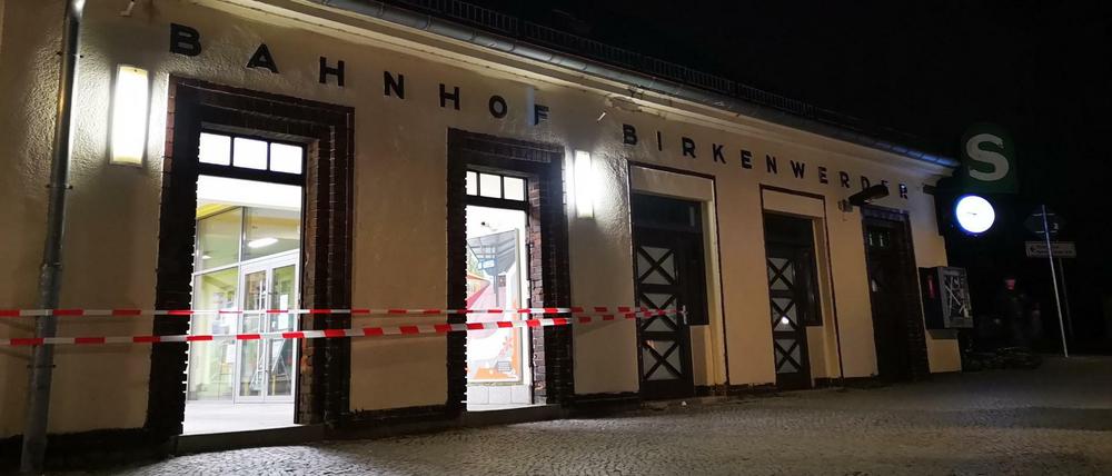 Absperrband ist am Abend vor den Eingang zum S-Bahnhof Birkenwerder gespannt.