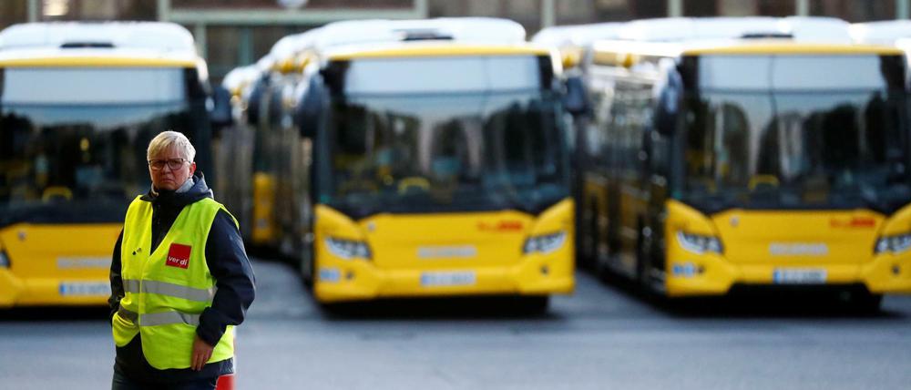 Streikposten im BVG-Betriebshof im Wedding