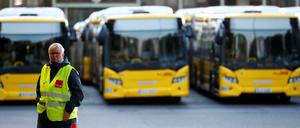 Streikposten im BVG-Betriebshof im Wedding 