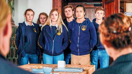 Wieder was ausgefressen. Die Schülerinnen und Schüler des Sportinternats wollen sich beim Lehrerkollegium entschuldigen. 