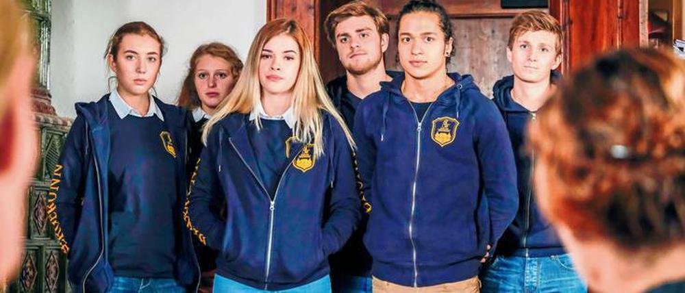 Wieder was ausgefressen. Die Schülerinnen und Schüler des Sportinternats wollen sich beim Lehrerkollegium entschuldigen.