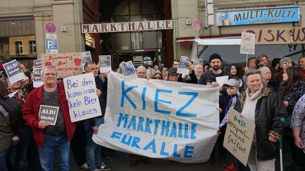 "Bei DM kann man kein Bier klauen." Anwohner demonstrieren vor der Martkhalle Neun für den Erhalt des Aldi-Marktes. 