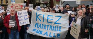 "Bei DM kann man kein Bier klauen." Anwohner demonstrieren vor der Martkhalle Neun für den Erhalt des Aldi-Marktes. 