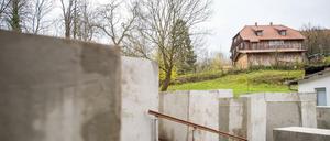 Nachgebautes Holocaust-Mahnmal in Bornhagen neben dem Wohnhaus des AfD-Politikers Björn Höcke.