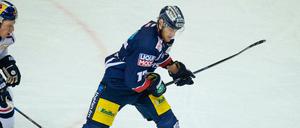 Bald nicht mehr im Eisbären-Trikot unterwegs: Jamie MacQueen (rechts) wird die Berliner verlassen.