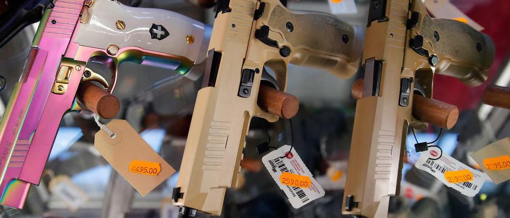 Sig Sauer-Pistolen bei einer Waffenmesse. 