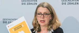 Sabine Andresen stellt den Bericht der Kommission vor. Sie sagt: "Die Gesellschaft hat versagt."