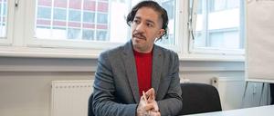 Jean Wyllys beim Gespräch in Berlin. Er war für die linke Partei PSOL seit 2011 Mitglied im brasilianischen Nationalkongress.