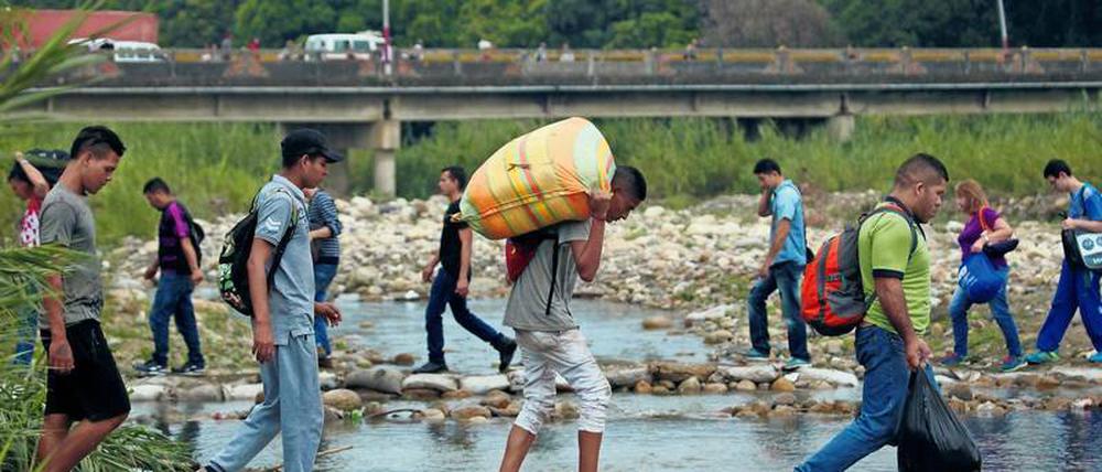 Täglich überqueren Tausende Verzweifelte mit Koffern und Tüten in der Hand den Fluss Tachira in Richtung Kolumbien.