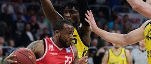 Bambergs Cliff Alexander (l-r) wurde hart bekämpft von den Berlinern - allen voran von Landry Nnoko (hinten).