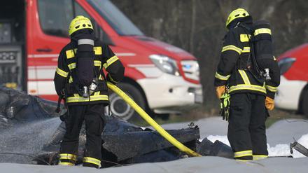 Feuerwehrleute am Absturzort des Flugzeugs 
