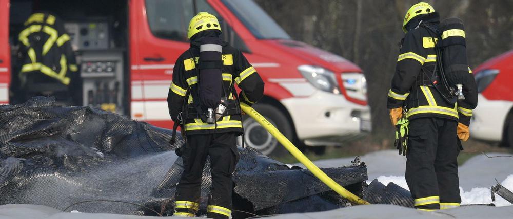Feuerwehrleute am Absturzort des Flugzeugs