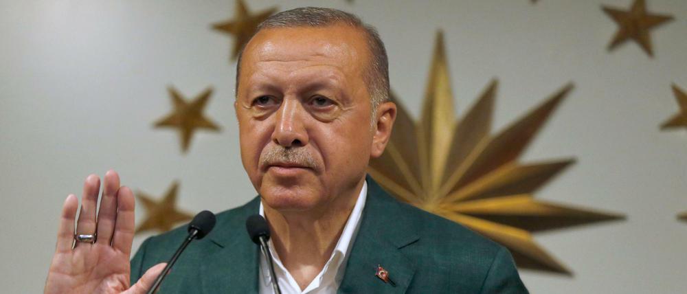 Recep Tayyip Erdogan am Sonntagabend auf seiner Pressekonferenz zu dem Kommunalwahlen.