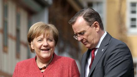 Bundeskanzlerin Angela Merkel und der thüringische Ministerpräsident Bodo Ramelow in Neudietendorf.