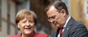 Bundeskanzlerin Angela Merkel und der thüringische Ministerpräsident Bodo Ramelow in Neudietendorf.