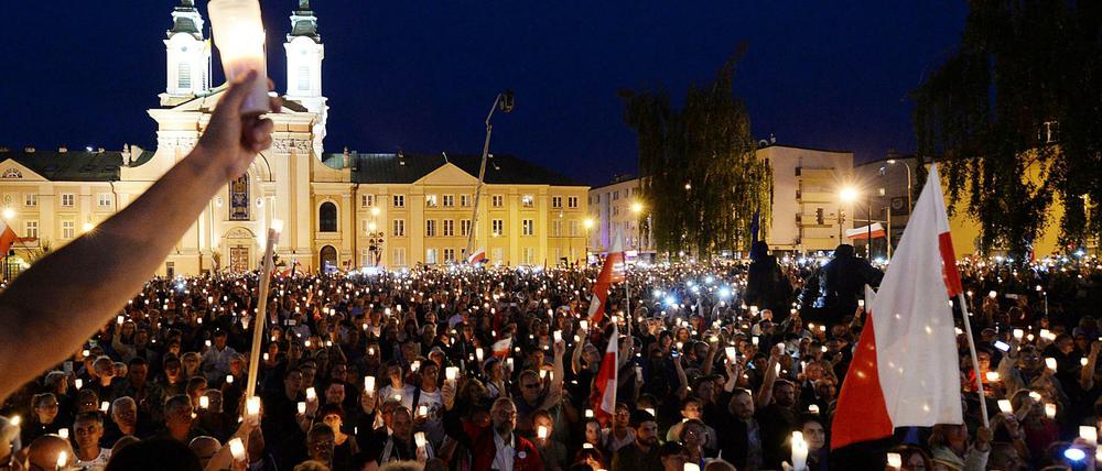 Demonstranten protestieren am 16.07.2017 vor dem Gebäude des Obersten Gerichts in Warschau, Polen, gegen eine umstrittene Justizreform der nationalkonservativen polnischen Regierung. 