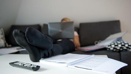 Füße hoch. Sieht gemütlich aus, kann aber gefährlich sein: Arbeit im Homeoffice.