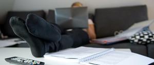 Füße hoch. Sieht gemütlich aus, kann aber gefährlich sein: Arbeit im Homeoffice.