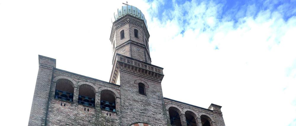 Blick auf die Kirche St. Peter und Paul auf Nikolskoe in Berlin.