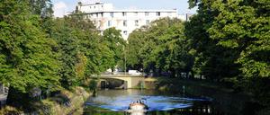 Zusätzlich zu Stein und Beton viel Grün und viel Wasser: Wenn die ganze Stadt so konzipiert ist, fällt die Hitze im Sommer nicht so schlimm aus. Im Bild ein kleines Boot in Berlin auf dem Landwehrkanal, Aufnahme aus dem Sommer 2011. 