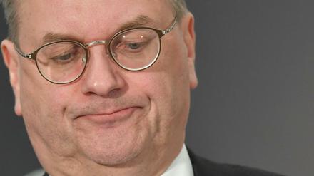 2. April: Der Präsident des Deutschen Fußballbundes (DFB), Reinhard Grindel, gibt in der Zentrale des Verbandes seinen sofortigen Rücktritt bekannt.