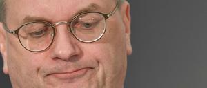 2. April: Der Präsident des Deutschen Fußballbundes (DFB), Reinhard Grindel, gibt in der Zentrale des Verbandes seinen sofortigen Rücktritt bekannt.