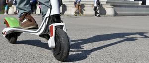 Ein Elektro-Tretroller unterwegs