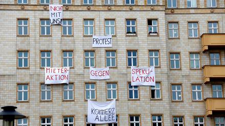 Im November 2018 hängen Transparente an der Fassade der Karl-Marx-Allee.
