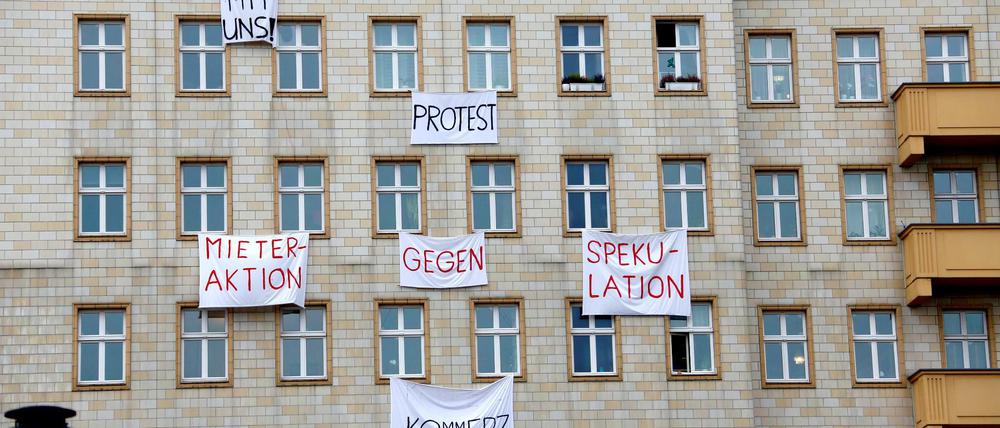 Im November 2018 hängen Transparente an der Fassade der Karl-Marx-Allee.