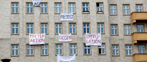 Im November 2018 hängen Transparente an der Fassade der Karl-Marx-Allee.