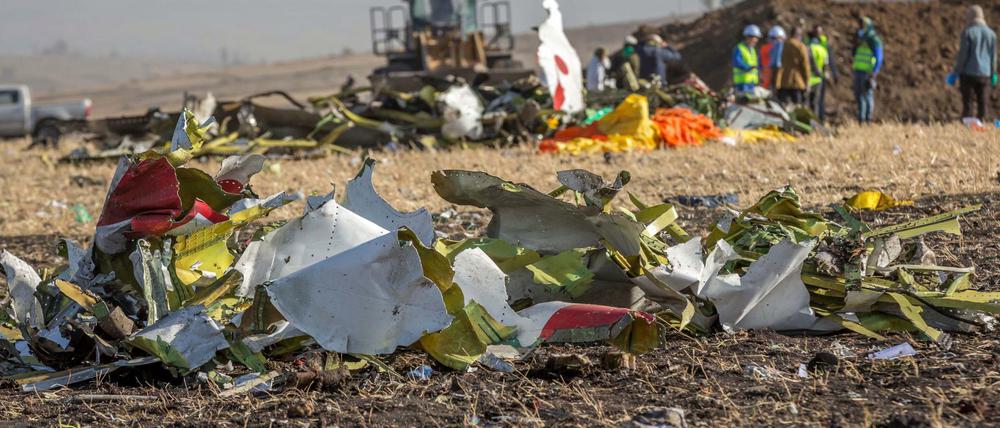 Rettungskräfte arbeiten an der Absturzstelle des Fluges 302 der Ethiopian Airlines in der Nähe von Bishoftu. 