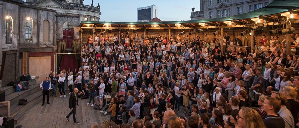 Eine Bühne zum Mitmachen. Das Monbijou-Theater zeigte nie eine Scheu vor einfachen Späßen. Etwa Karaoke-Abende für alle.