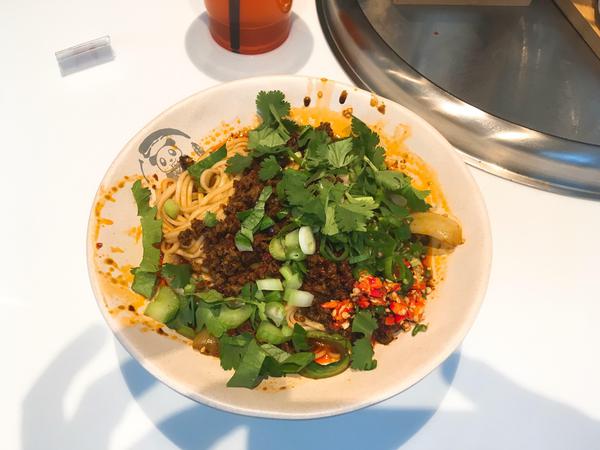 „Sichuan Rindfleischnudeln“: sehr scharf, sehr ölig, sehr gut!