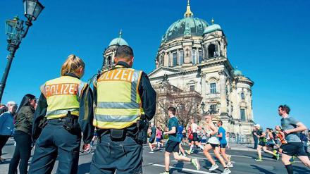Es wird eng. Aber vielleicht scheint am Sonntag ja wenigstens die Sonne. Die Organisatoren des Halbmarathons sind auf alle Eventualitäten vorbereitet – auch wenn die Veranstaltung längst in neue Dimensionen vorgestoßen ist. 