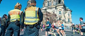 Es wird eng. Aber vielleicht scheint am Sonntag ja wenigstens die Sonne. Die Organisatoren des Halbmarathons sind auf alle Eventualitäten vorbereitet – auch wenn die Veranstaltung längst in neue Dimensionen vorgestoßen ist.