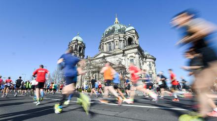 Berliner Halbmarathon 2018: Die Halbmarathonläufer laufen am Berliner Dom vorbei.