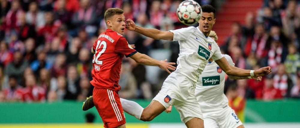 Auf Augenhöhe. Bayerns Joshua Kimmich (l.) und Heidenheims dreifacher Torschütze Robert Glatzel.
