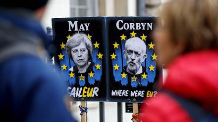 Schmäh-Plakate von Theresa May und Jeremy Corbyn in London