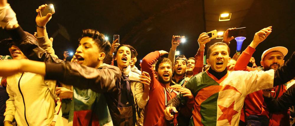 Menschen feiern in Algier nach dem Rücktritt von Präsident Bouteflika