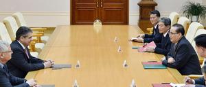Besuch in Nordkorea: Sigmar Gabriel und Ri Su-yong (Mitte r), Zuständiger für Internationale Beziehungen in der Partei