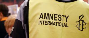 Ein Mitarbeiter von Amnesty International bei einer Freiwilligenbörse in Berlin