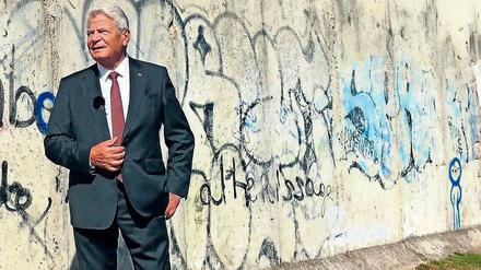 Joachim Gauck vor Resten der Mauer 