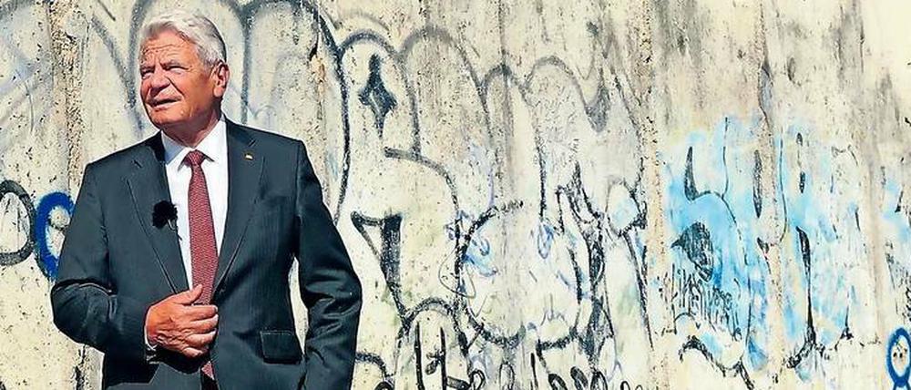 Joachim Gauck vor Resten der Mauer 