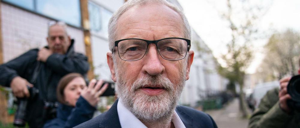 Jeremy Corbyn am Mittwochmorgen vor seinem Haus in London.