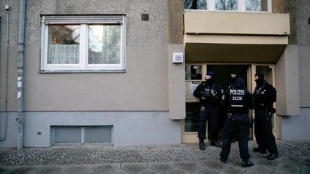 Beamte des Spezialsonderkommandos vor einem Haus (Symbolbild)