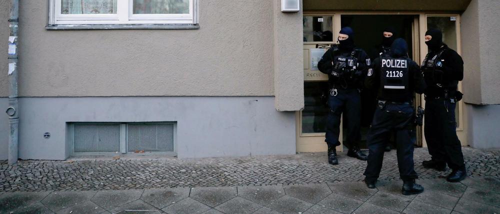 Beamte des Spezialsonderkommandos vor einem Haus (Symbolbild)