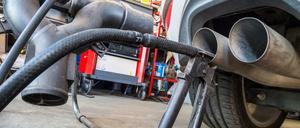 Abgasuntersuchung bei einem Pkw mit Dieselmotor.